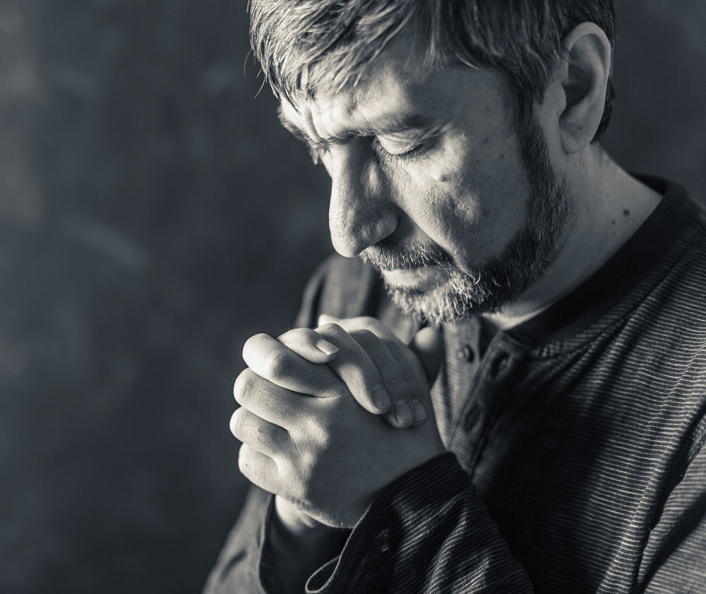 Jednog dana naiđe na prosjaka, nakon što mu ne dade milostinju, ukaza se arhangel Mihailo i reče: "Zar ti ništa ne pruži Bog?", a onda mu se SVET SRUŠIO!