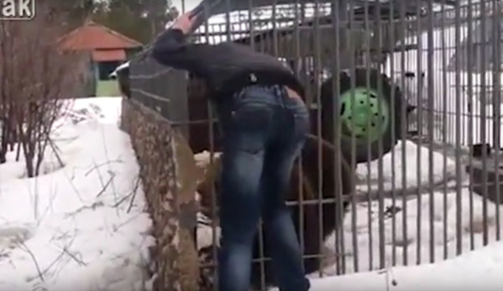 Koliko lud treba da budeš da ovo uradiš?! (UZNEMIRUJUĆI VIDEO)