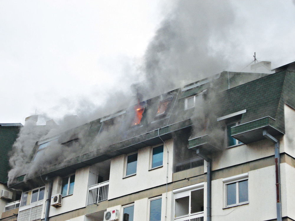 Devojčice spasavale stanare iz zapaljenog solitera