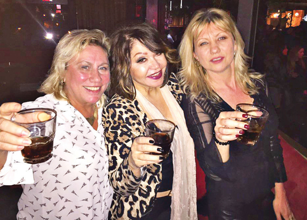 Neda sa drugaricama u provodu