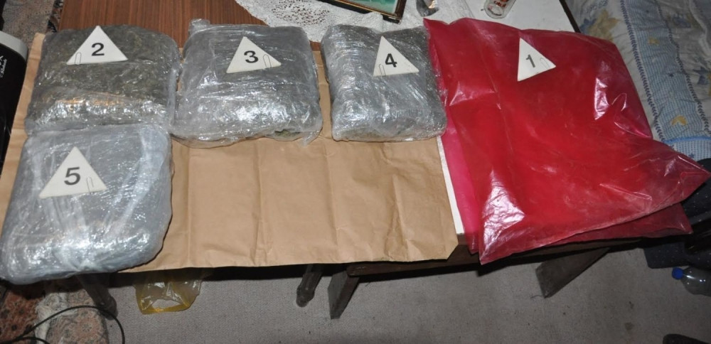 Policija zaplenila skank i heroin, devetoro uhapšeno
