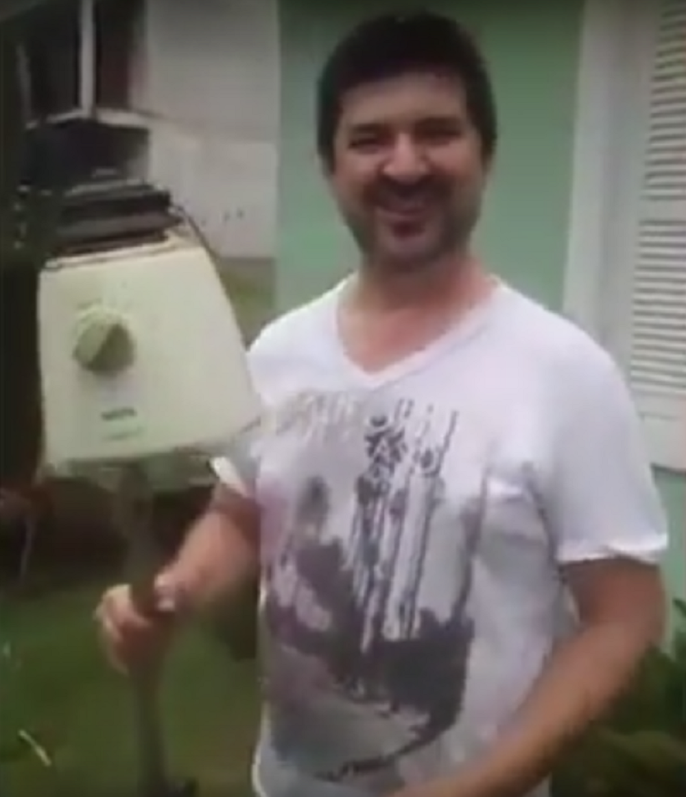 Kad nema kosilice dobar je i blender! (VIDEO)