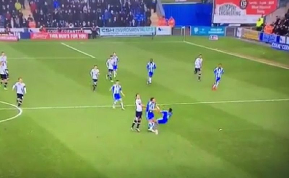 Šikljala krv, fudbaler nepomično ležao na terenu (VIDEO)