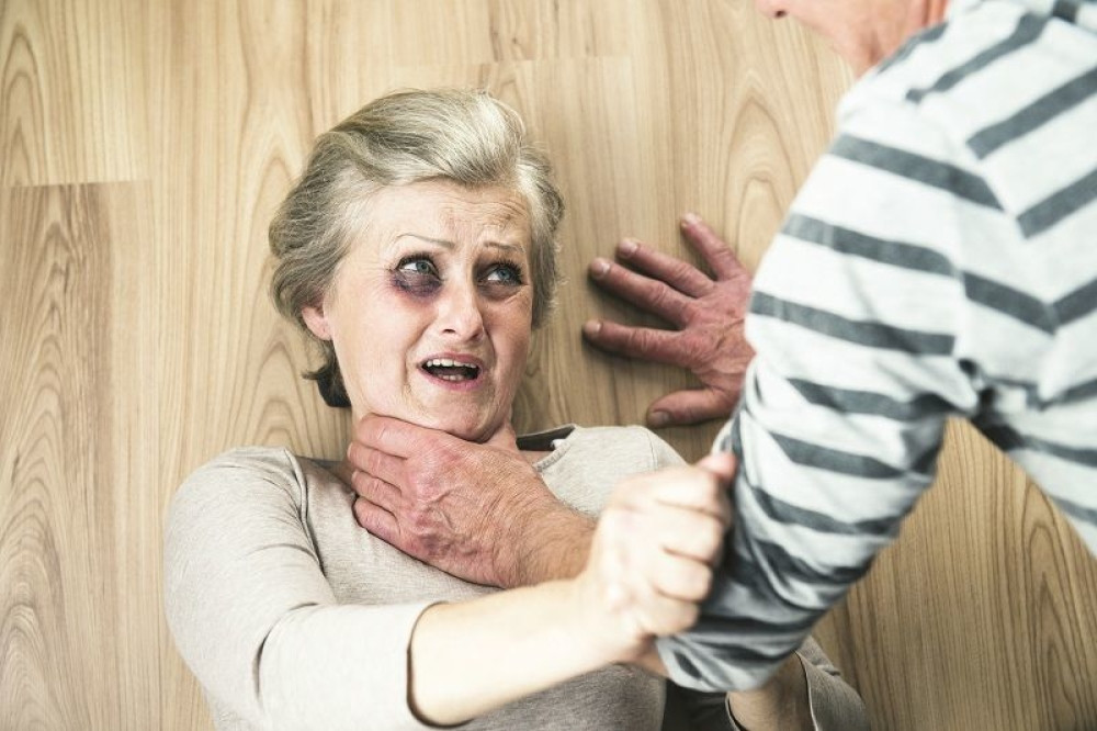 Mladić brutalno silovao i opljačkao nepokretnu ženu od 77 godina