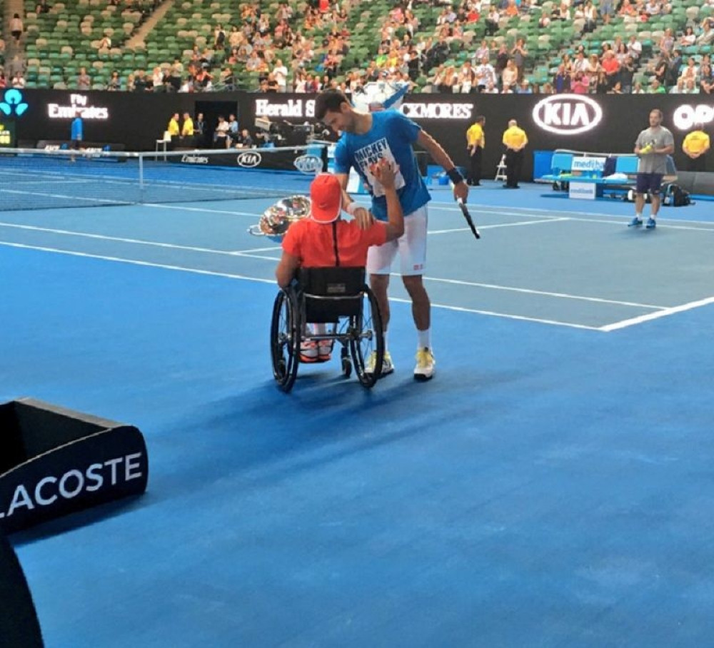 Novak prekinuo trening da bi čestitao šampionu invalidu!