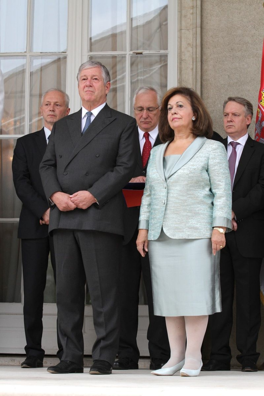 Dinastija traži stanove, umetnine i fabrike!