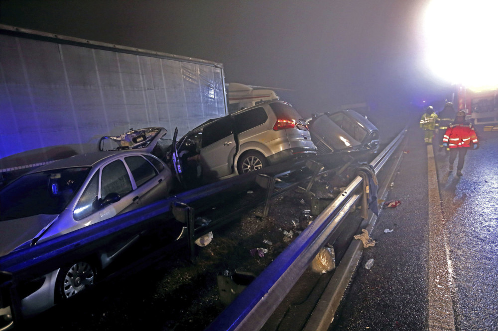 Petoro poginulih u lančanom sudaru (FOTO + VIDEO)