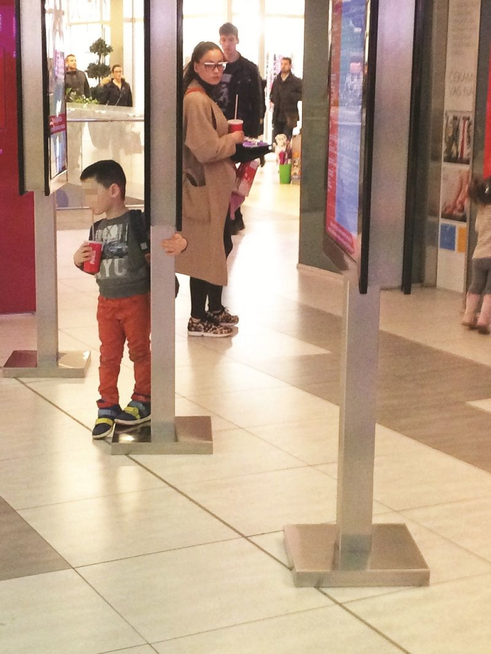 Mirka juri decu po šoping centru!