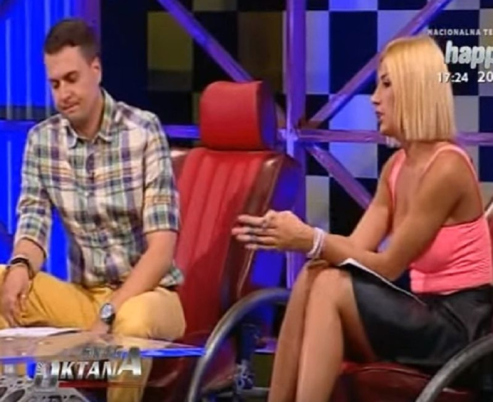 Voditeljka "Hepija" sa rukama na "zabranjenoj zoni" (VIDEO)