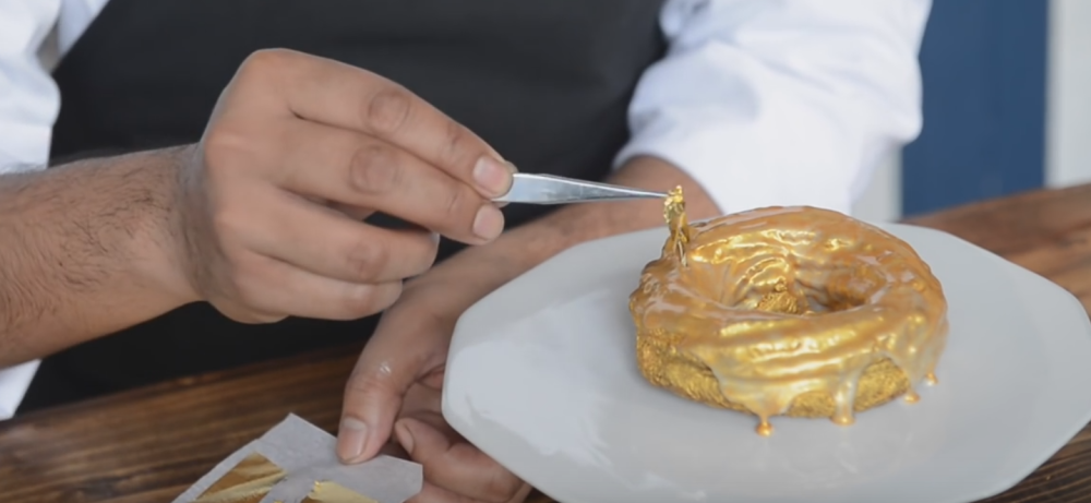 Ova zlatna krofna košta 100 dolara! (VIDEO)