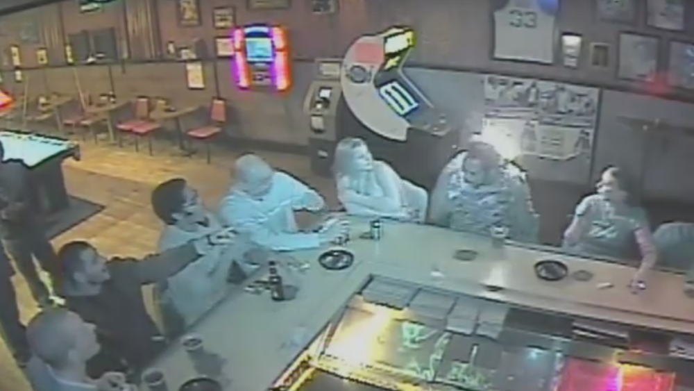 Smarao je za šankom, a ona mu ovako odgovorila! (VIDEO)