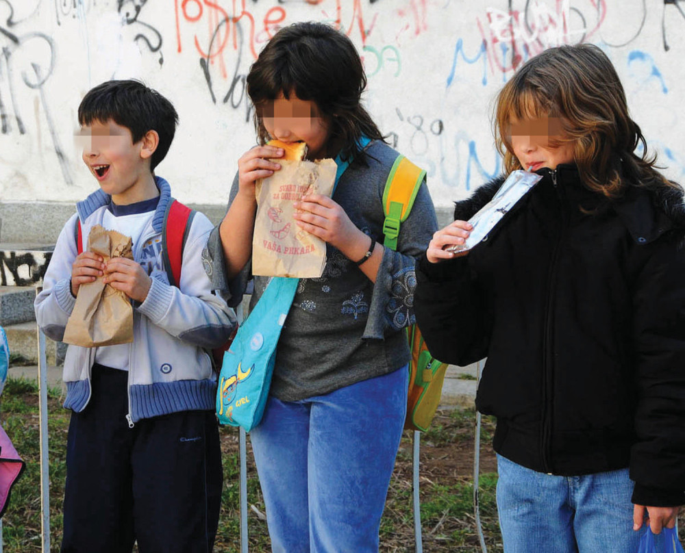 Deci zabranjeno da nose hranu u školu!?