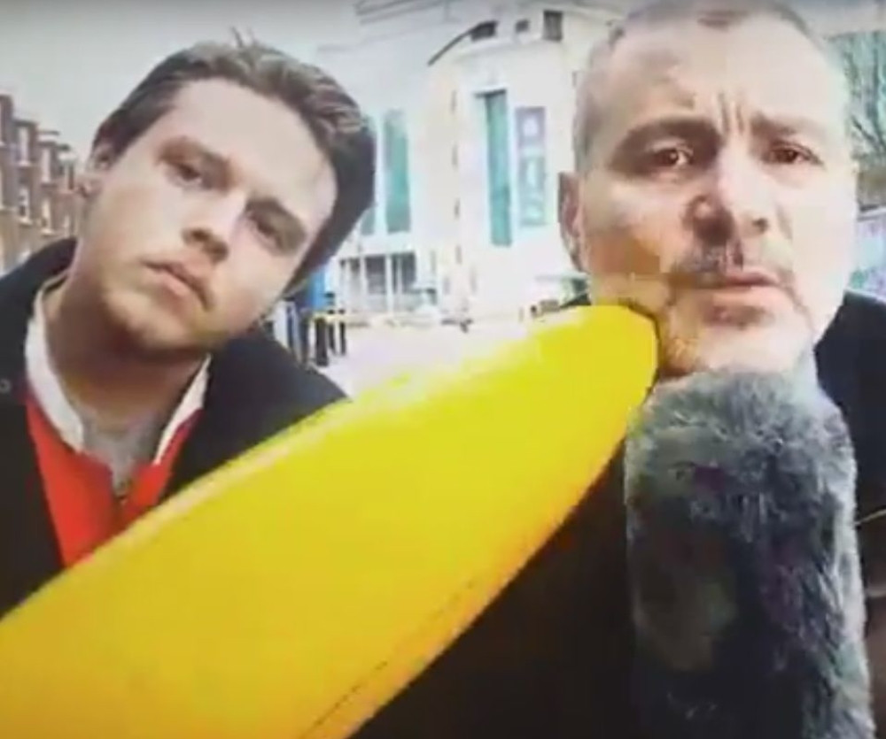 Novinar bananom prebio huligana (VIDEO)