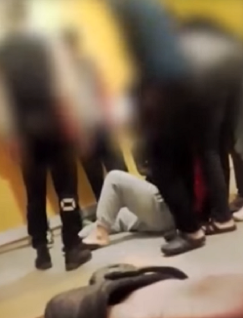 Socijalni radnik udara izbeglicu (VIDEO)