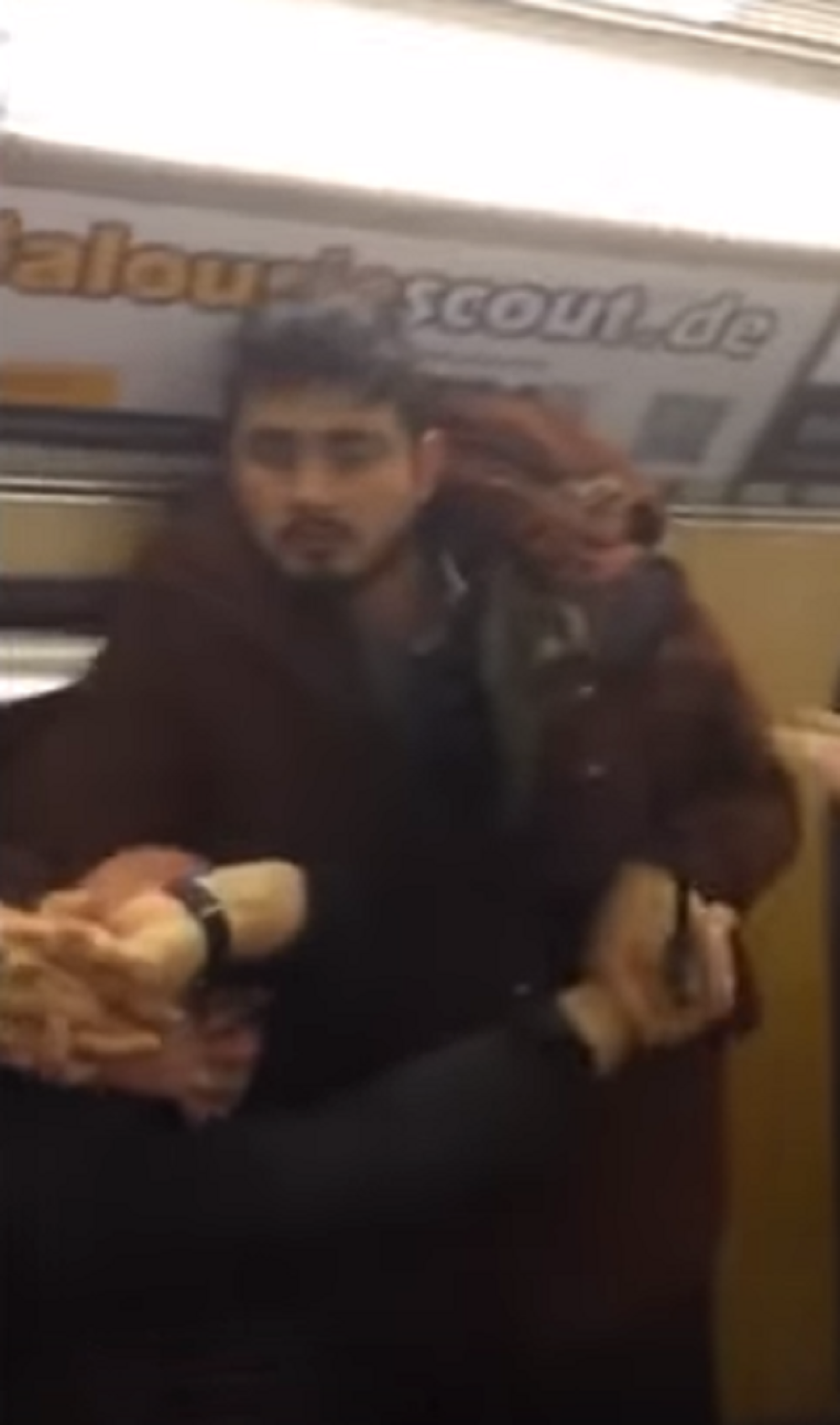 Migranti maltretirali devojku pa izbio haos (VIDEO)