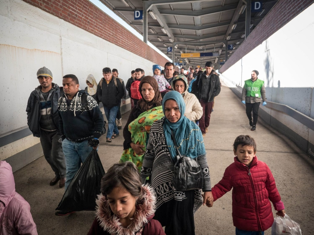 Otac bacio troje dece kroz prozor