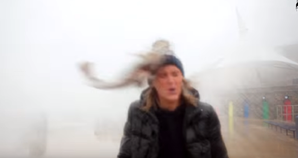 Riba izletela pravo na lice reporterki (VIDEO)