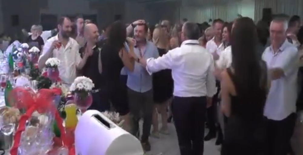 Prijovićevoj gurali bakšiš u grudi (VIDEO)