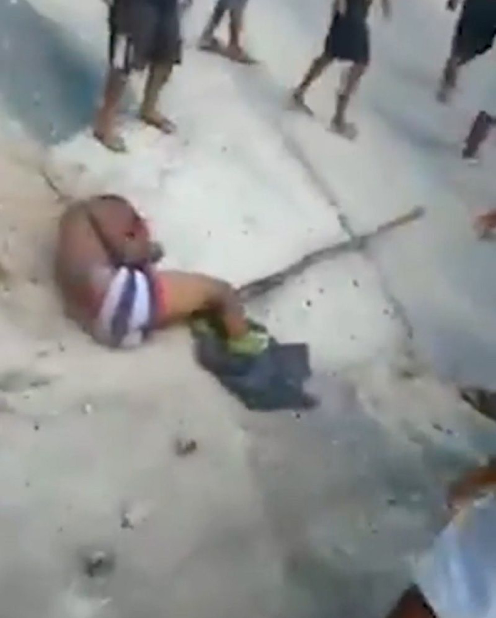 Linčovali pedofila na dečijem rođendanu (UZNEMIRUJUĆI VIDEO)