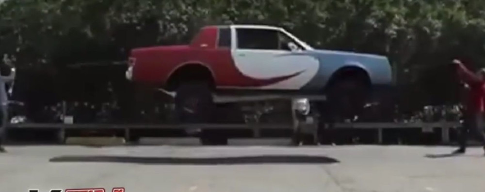 Pogledajte kako automobil preskače vijaču! (VIDEO)