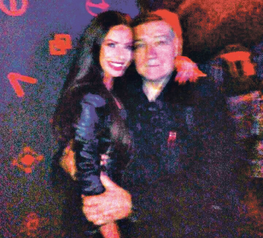 Mrka ruže sa Anine bine davao mlađoj pevačici