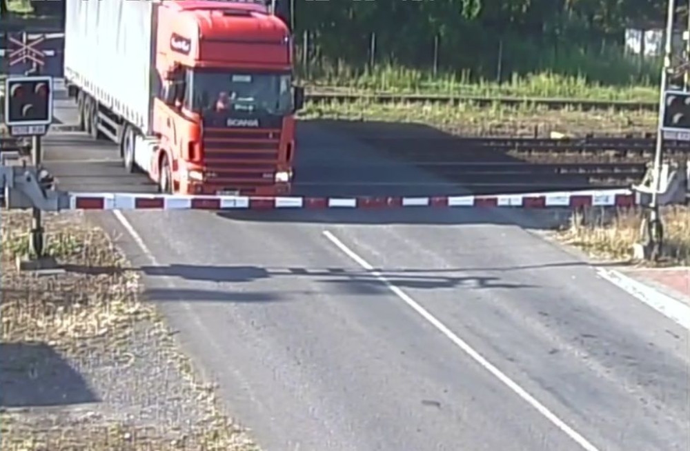 Stravičan sudar voza i kamiona (UZNEMIRUJUĆI VIDEO)