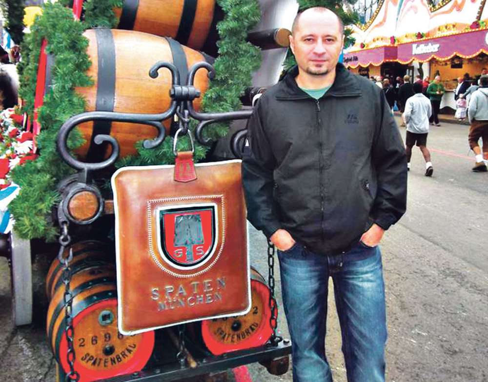 Napustio fotelju upravnika da bi radio u magacinu