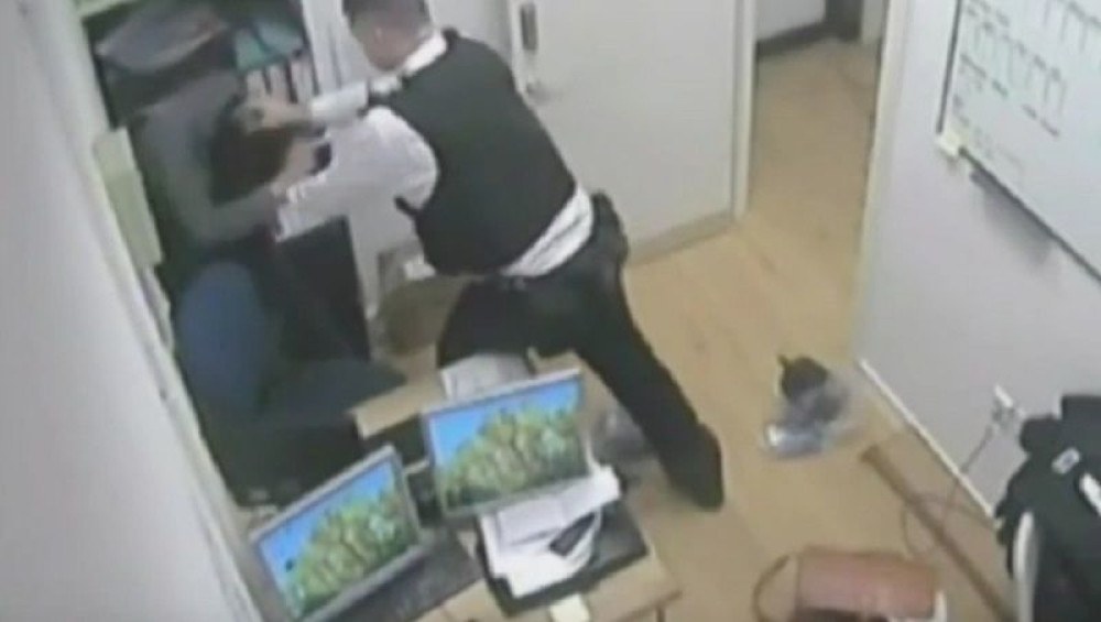 Policajac pretukao ženu nasmrt (UZNEMIRUJUĆI VIDEO)