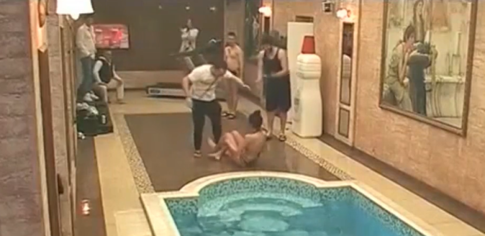 Tijana se 'prosula' pored bazena (VIDEO)