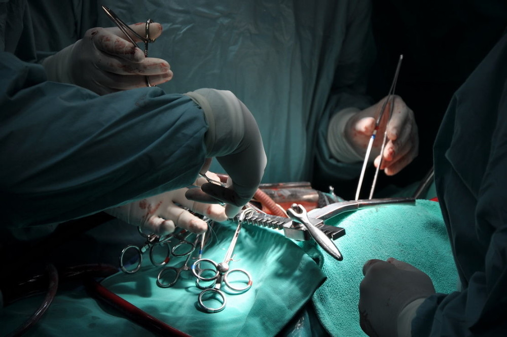 Zašto hirurzi tokom operacije ne nose bele mantile? Odgovor će vas iznenaditi