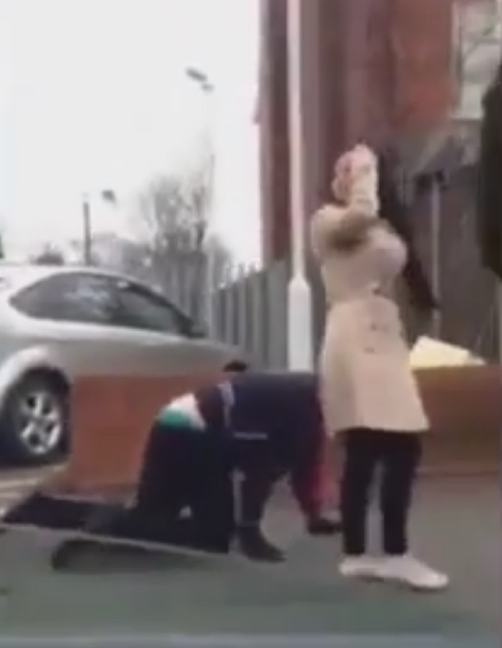 Mladić na uzici i njegova "gospodarica" se snašli za vreme policijskog časa