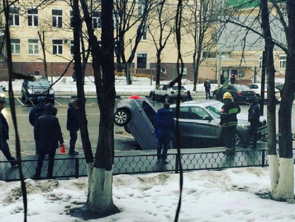 Asfalt progutao dva automobila (VIDEO)