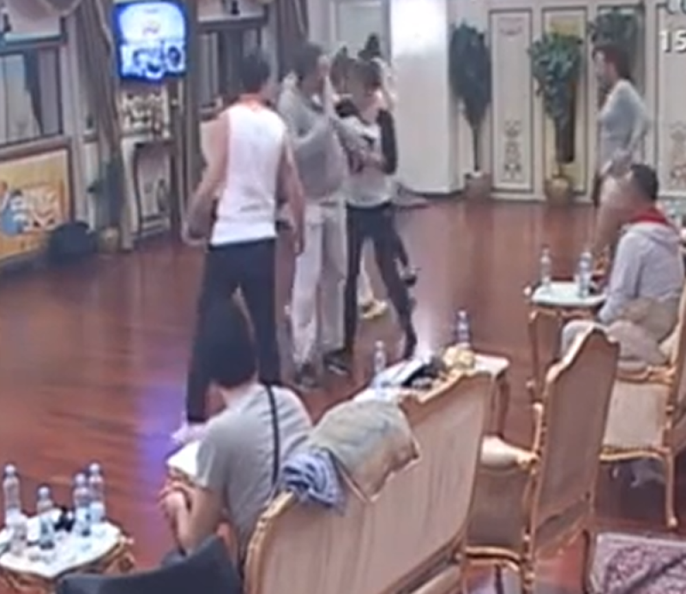 Miki uštinuo Anđelu za grudi, ona ga izudarala! (VIDEO)