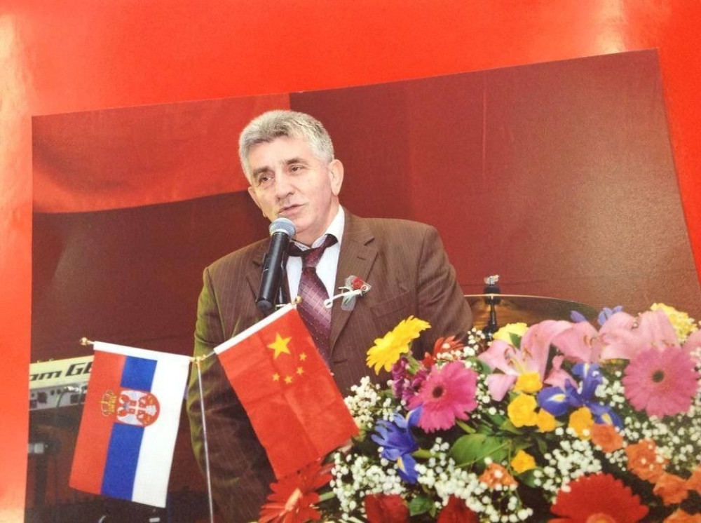 Slavkovića jedva pustili da uđe na sastanak SNS (FOTO)