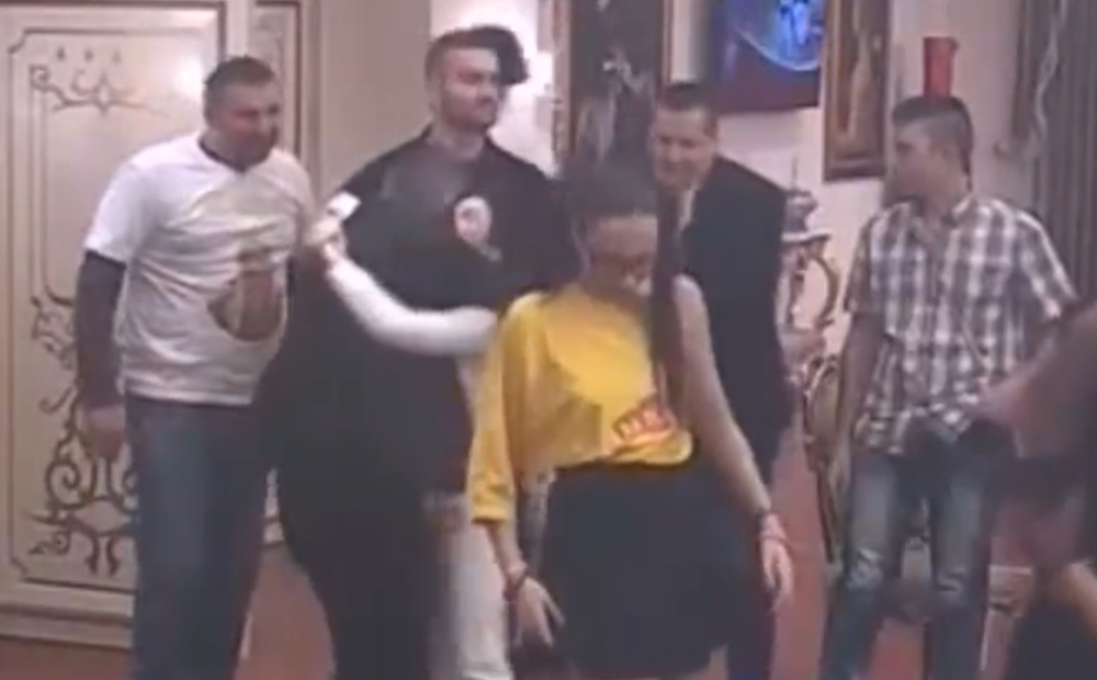 Nemanju Nikolića obezbeđenje dovuklo u vilu "Parova"! (VIDEO)