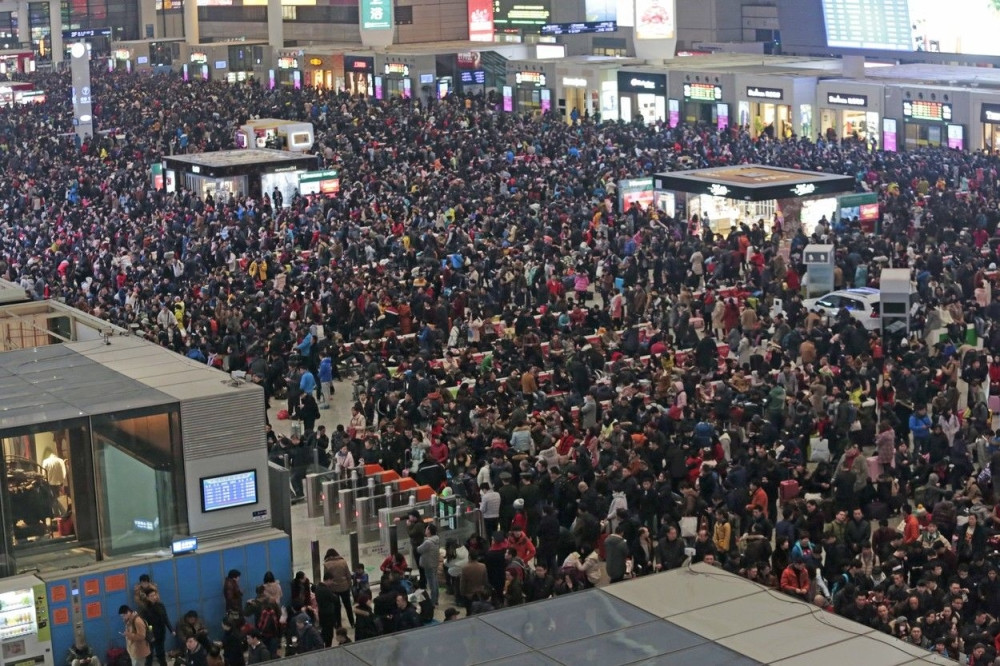 Na stanici zaglavljeno 55.000 Kineza! (FOTO+VIDEO)