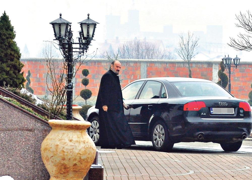 Kačavenda okajava grehe u najlepšem manastiru na svetu!