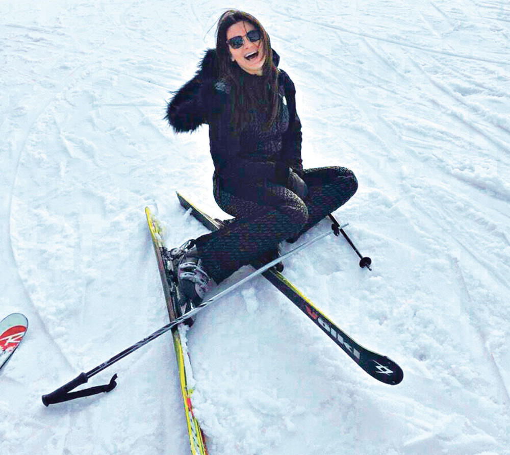 Milica se valja u snegu!