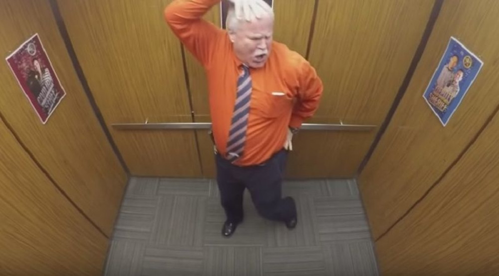 Policajac otplesao u penziju (VIDEO)