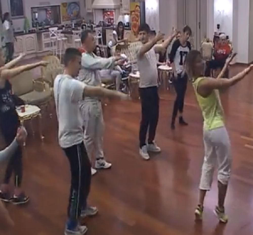 Ovako meša voditeljka "Parova" (VIDEO)