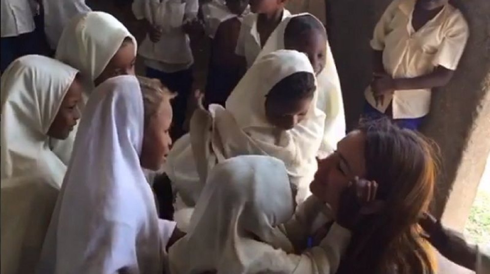 Seve deli ljubav dečici iz Afrike (VIDEO)