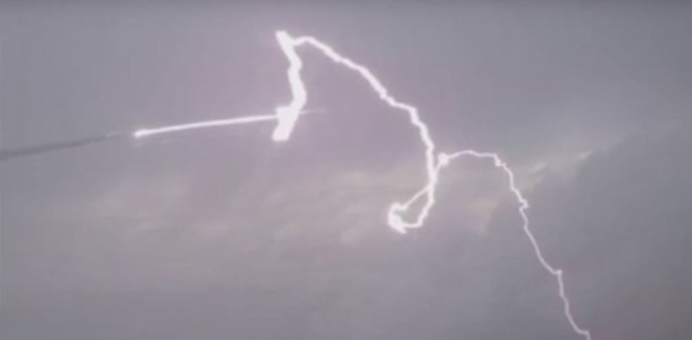Munja udarila krilo aviona! (VIDEO)