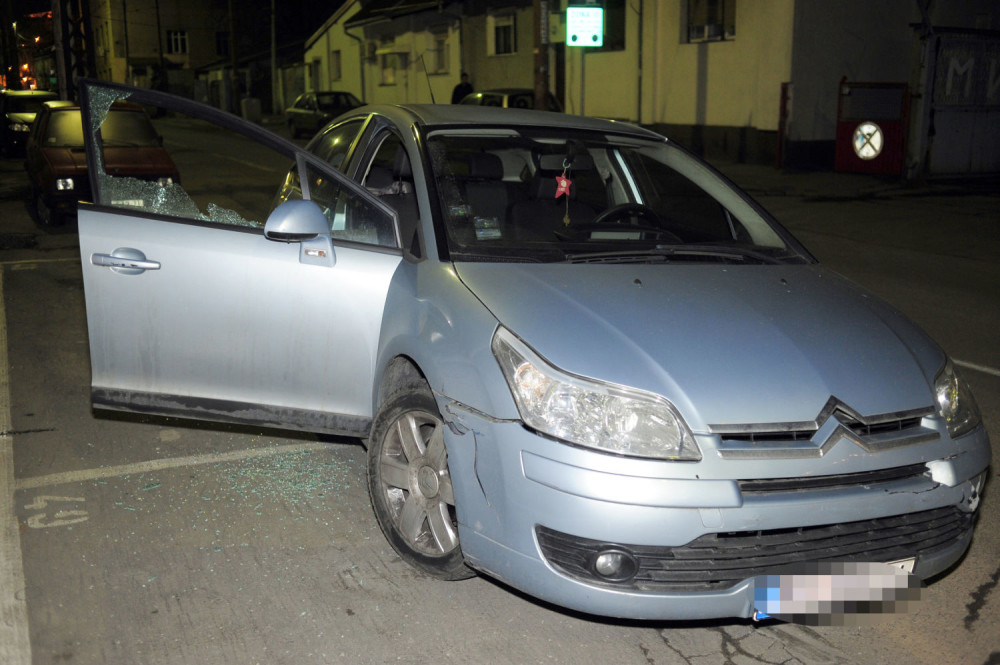 Došli na prijem kod predsednika, obili im auto!