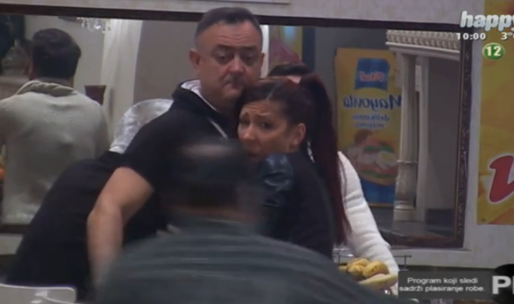 Zmaj bacao stolice, obezbeđenje ga jurilo! (VIDEO)