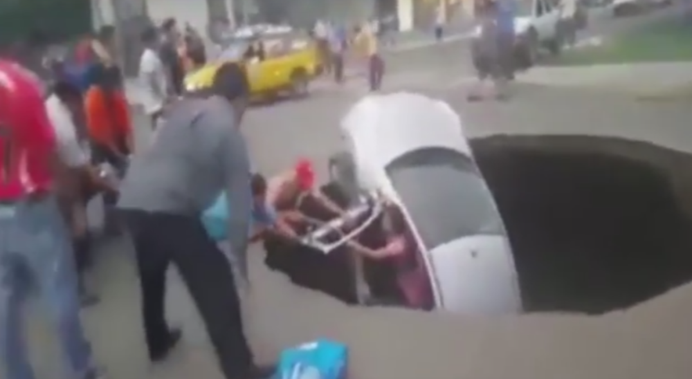 Rupa progutala porodicu u automobilu! (VIDEO)