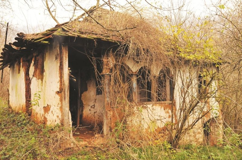 Svakog dana na prozorima bile su druge zavese i Mirijamino lepo, ali KRVAVO LICE!