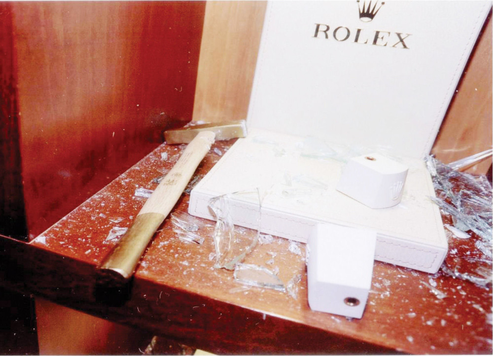 Romantični razbojnici za minut kradu dijamante