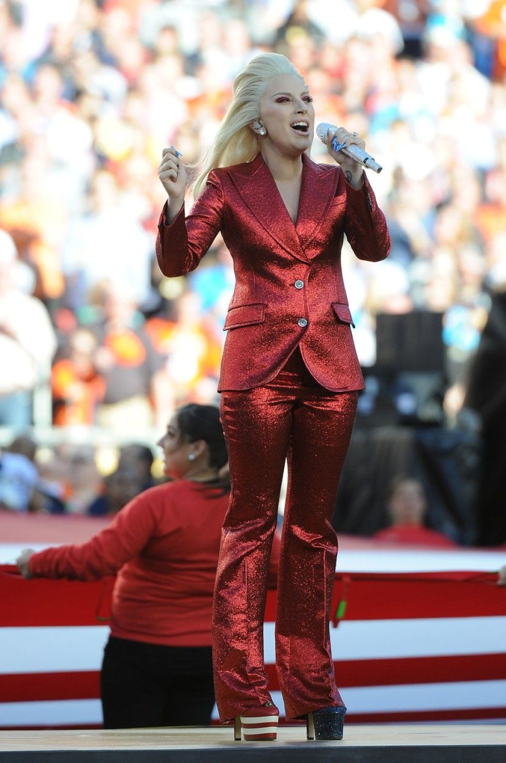 Od koga je Gaga pozajmila odeću za 'Superbol' (VIDEO)