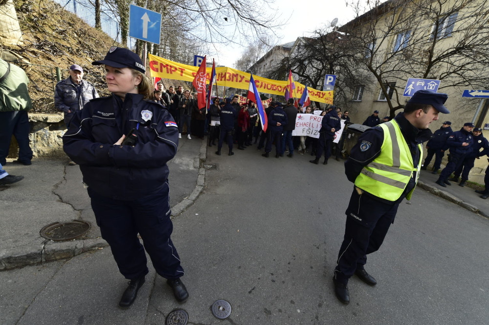 Tuča komunista i desničara zbog Nedića (FOTO)