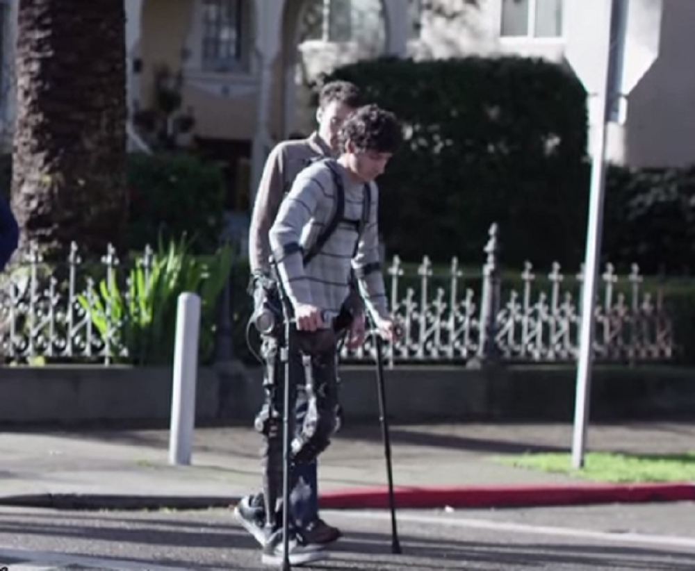 Uz ovu mašinu paralizovani prohodaju (VIDEO)